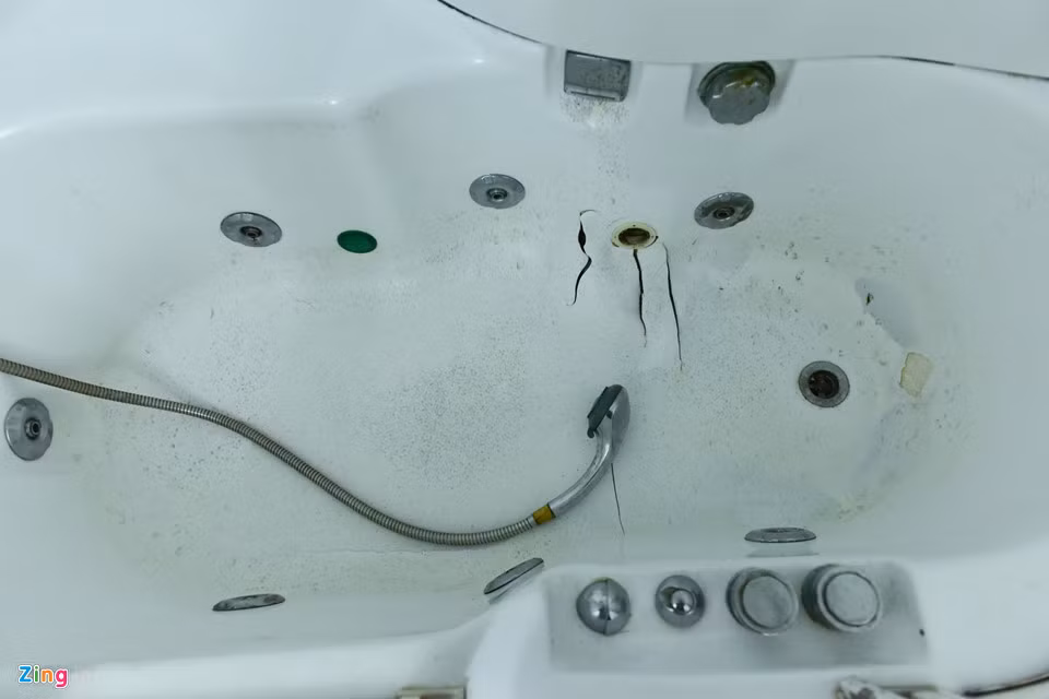 Các chủ nhà nghỉ không còn mặn mà với việc cải tạo phòng nghỉ, nâng cao chất lượng dịch vụ. Giá nhà nghỉ ở Mẫu Sơn chỉ khoảng 200.000 đồng/đêm nhưng vẫn thường xuyên vắng vẻ.