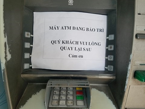 Nhiều cây ATM trong sáng ngày 8.2 ở trong tình trạng như vầy. Ảnh Quốc Hải.