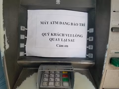 Nhiều cây ATM trong sáng ngày 8.2 ở trong tình trạng như vầy. Ảnh Quốc Hải.