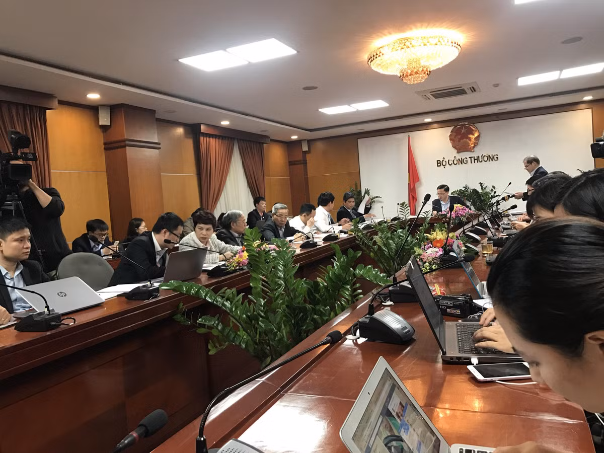 Họp báo về giá điện tại Bộ Công Thương chiều 1/12.