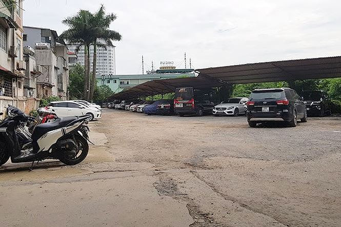 Bãi trông giữ xe trong khu đất 295 Lê Duẩn chứa khoảng 150 xe ô tô các loại thu tiền tỷ đang tồn tại trên khu đất "vàng" nhiều năm nay.