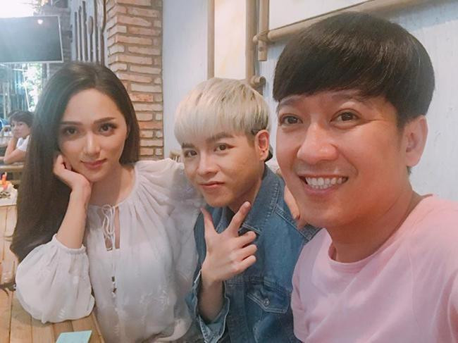 Hình ảnh mới nhất của Trường Giang bị nghi đội tóc giả khi chụp hình cùng Hương Giang và Đức Phúc.