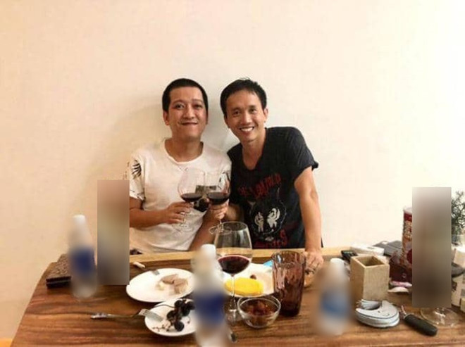 Trường Giang thoải mái để lộ đầu trọc, thay vì đội tóc giả như trước.