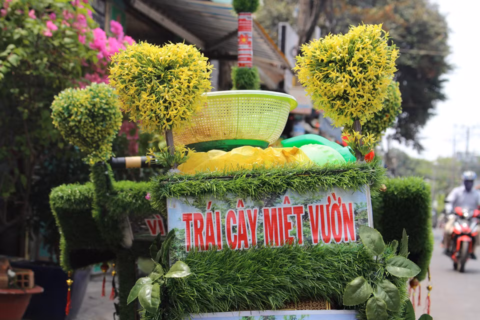 Chiếc loa phát nhạc màu xanh vừa hỏng, anh chưa kịp mua lại cái mới, nên dùng tạm cái khác màu so với tổng thể.