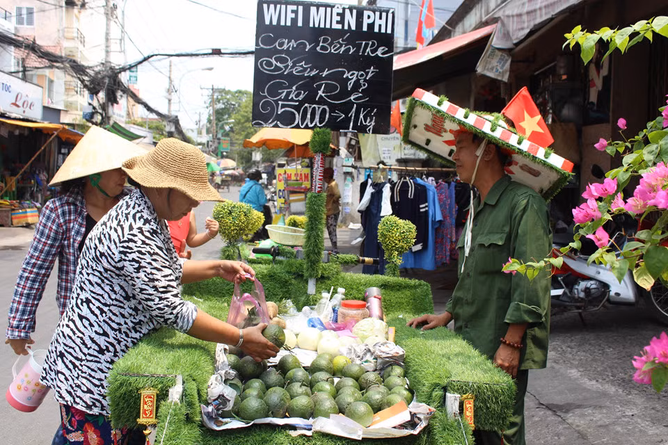 Bà Vũ Thị Liễu, sống ở Gò Vấp là khách quen của anh Hiển. “Ở đây, ai cũng biết và quen với chiếc xe có một không hai độc nhất Sài Gòn của cậu này. Nhìn mát mắt nên hầu như ngày nào tôi cũng mua ủng hộ. Tôi còn khoái nhạc cậu Hiển mở, nhẹ nhàng chứ không đùng đùng như mấy cái loa thùng bây giờ”, bà Liễu nói.