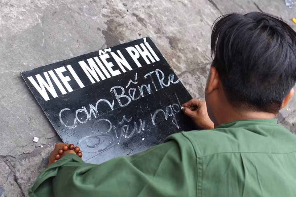 Anh Hiển còn được mọi người khen khéo tay bởi viết chữ rất đẹp.