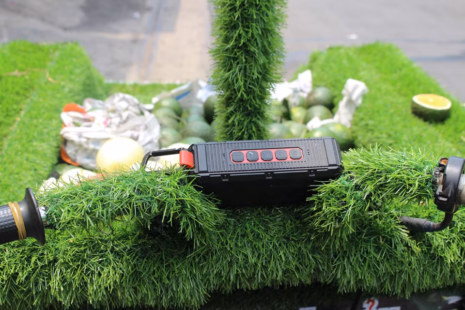 Tận dụng những phụ kiện trang trí Tết tại nhà, anh treo lên xe và cho biết như thông điệp tốt lành gửi đến người mua hàng.