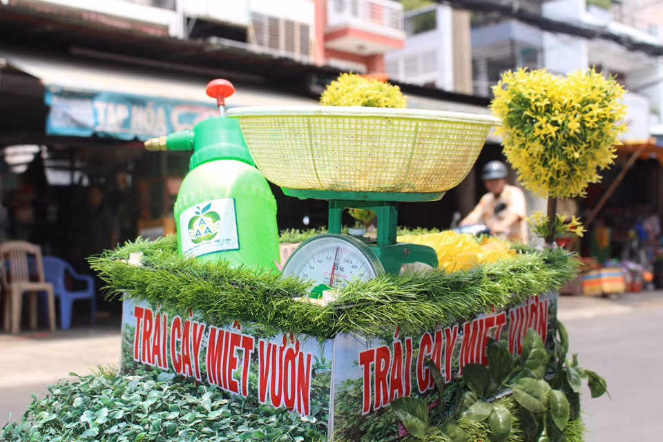 “Chiếc xe xanh hướng đến môi trường. Ngoài quảng cáo bán hàng, tôi cũng nghĩ ra việc treo nhiều khẩu hiệu để nhắc nhở mọi người không xả rác, nâng cao ý thức giữ gìn vệ sinh hơn”, anh chia sẻ.
