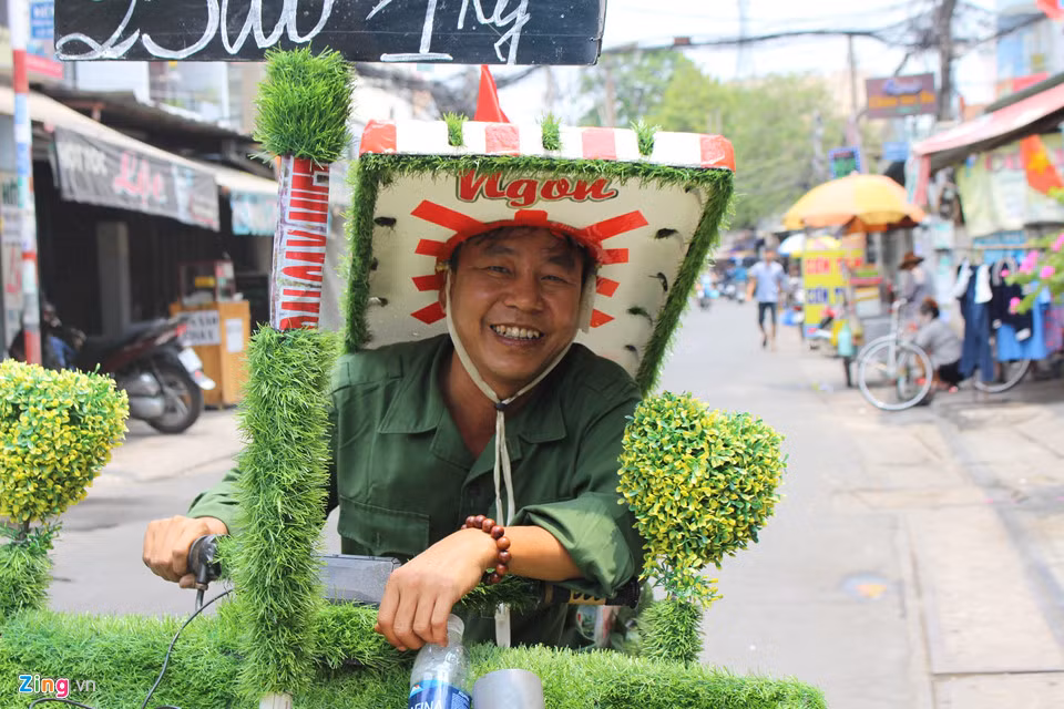 Bán trái cây suốt 8 năm ở Sài Gòn để mưu sinh, rong ruổi trên các cung đường giữa nắng nóng, khói bụi, nhưng người đi đường lúc nào cũng thấy nụ cười lạc quan, mang lại niềm vui của anh Hiển.