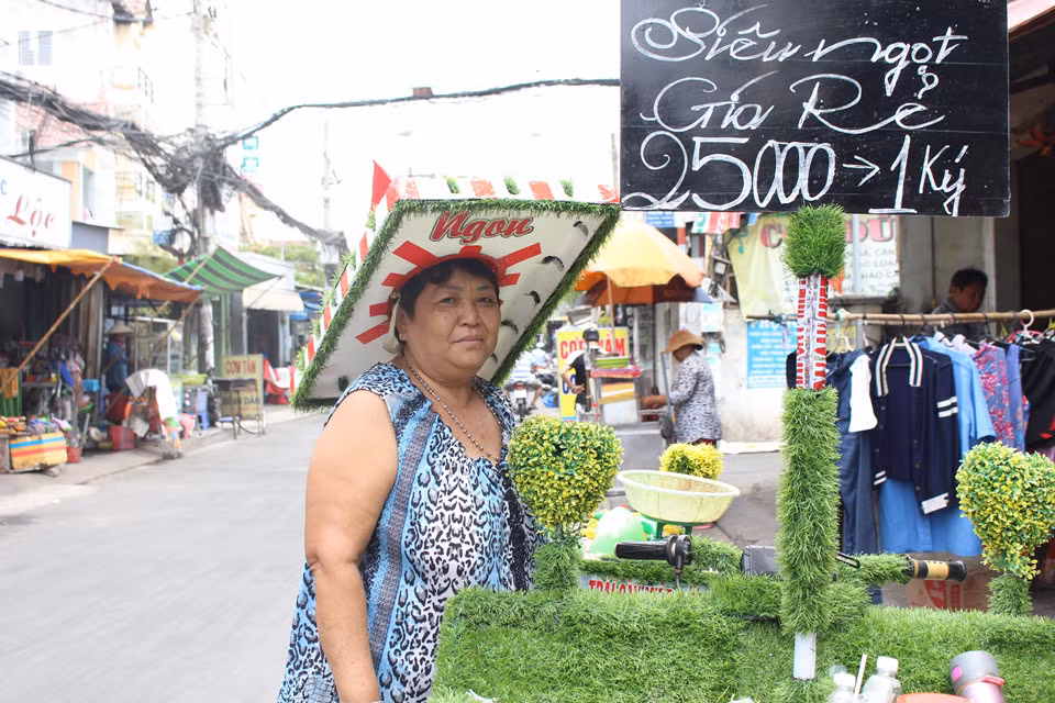 “Nhiều người thích thú khi thấy chiếc xe này lắm, vui mắt nên người ta dừng lại xem rồi mua trái cây. Hai cái cây trái tim này tôi vừa được một anh bạn cho để gắn lên xe”, anh nói và cười vui vẻ. Nhiều người mua trái cây còn mượn chiếc nón độc đáo của anh chụp cho bằng được một tấm ảnh lưu niệm.