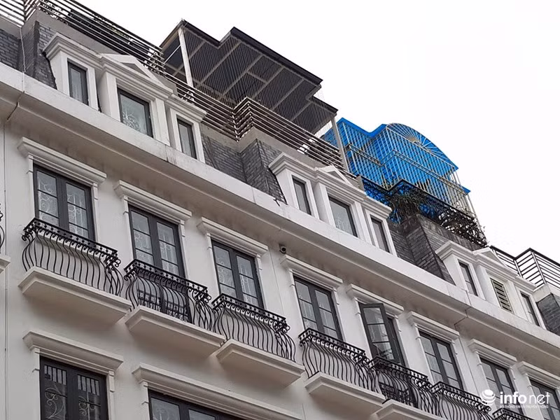 ... các căn liền kề tự ý xây dựng thêm ở tầng tum thế này vừa vi phạm trật tự xây dựng, vừa phá vỡ quy hoạch cả khu. Ảnh: Minh Thư.