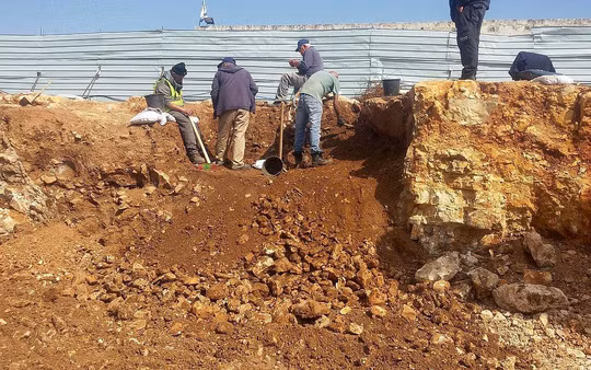 Hai cot duoi be nuoc tiet lo vu chat dau tap the trong co van-Hinh-5