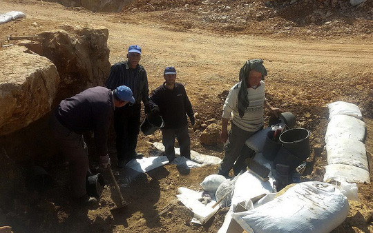 Hai cot duoi be nuoc tiet lo vu chat dau tap the trong co van-Hinh-4