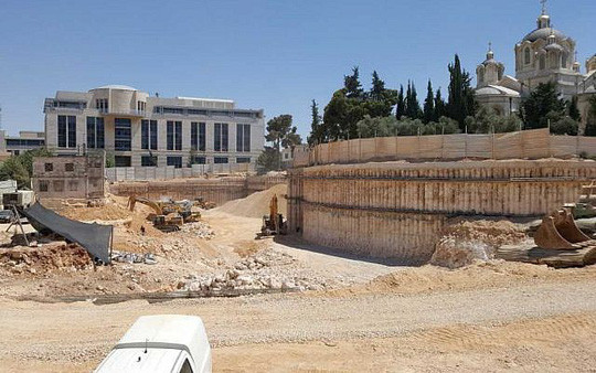 Hai cot duoi be nuoc tiet lo vu chat dau tap the trong co van