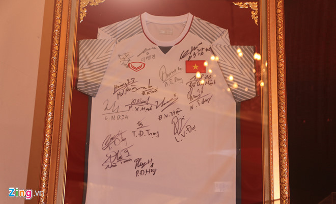 Áo đấu có chữ ký của đội tuyển U23 Việt Nam và HLV Park Hang-seo. Ảnh: Hiếu Công.