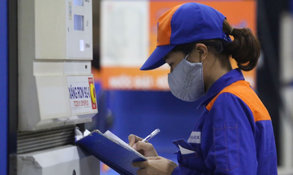 Xang giu gia lan thu 4 lien tiep