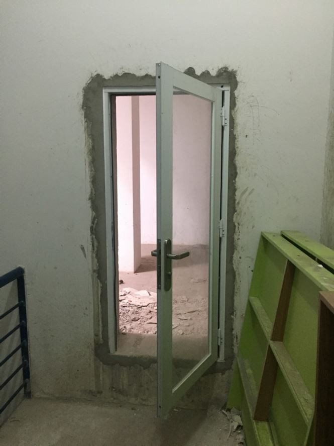 Một cửa thoát hiểm trên tầng thượng rất nhỏ cho cả khu chung cư.