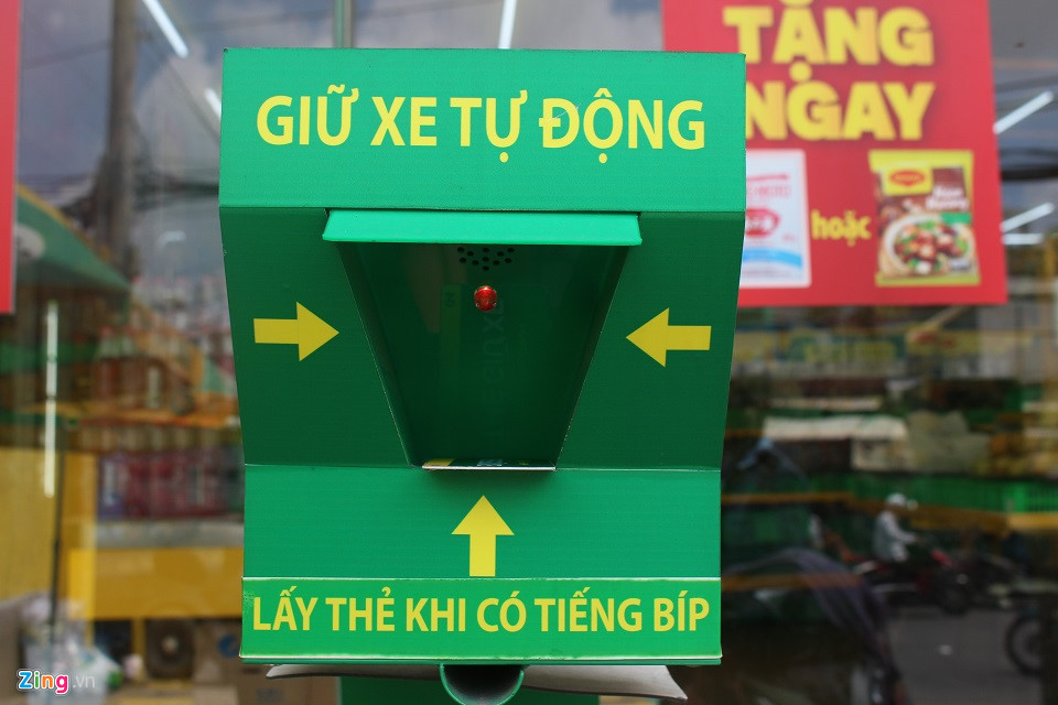 Hệ thống sẽ tự động báo "bíp bíp bíp" liên tục nhắc khách lấy thẻ và giữ trong suốt quá trình mua sắm tại siêu thị.