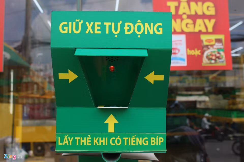 Hệ thống sẽ tự động báo "bíp bíp bíp" liên tục nhắc khách lấy thẻ và giữ trong suốt quá trình mua sắm tại siêu thị.