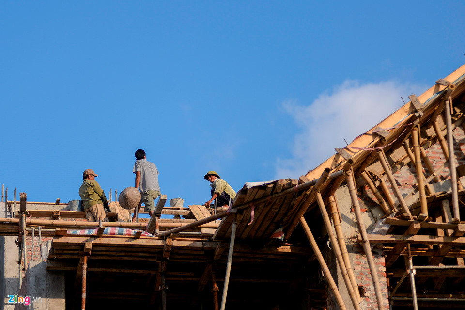 Công nhân đang xây dựng một căn biệt thự ở mặt đường Trần Đăng Ninh.