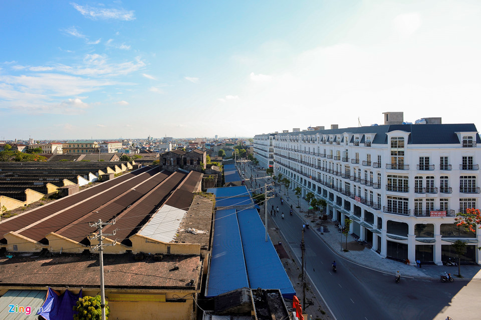 Từng là nhà máy dệt lớn nhất Đông Dương vào thế kỷ 20, giờ đây khu nhà xưởng trăm tuổi đang dần nhường chỗ cho những ngôi nhà mới được xây dựng.