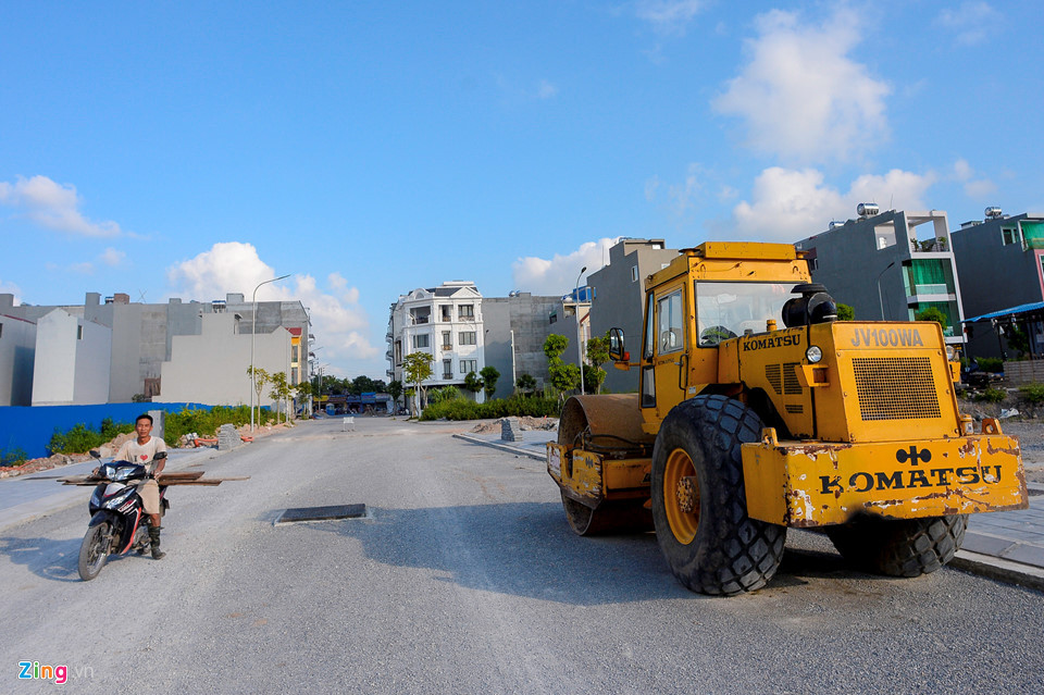 Những con đường trải nhựa gấp rút xây dựng phục vụ cho việc phân lô đất biệt thự. Theo tính toán, 936 lô đất biệt thự sẽ hình thành sau khi dự án kết thúc.