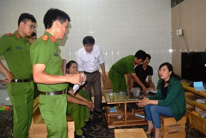 Công an làm việc với những người liên quan làm cà phê giả nhãn mác, nhằm phục vụ công tác điều tra.