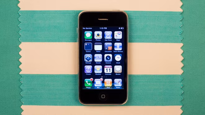 Một năm sau, iPhone 3G ra mắt với cơn sốt phiên bản màu trắng. Quan trọng hơn, smartphone này đi kèm với cửa hàng ứng dụng App Store - một sự khởi đầu của ngành kinh doanh trị giá hàng trăm tỷ USD và chính thức thay đổi cách người ta dùng ứng dụng trên smartphone. Kho ứng dụng này cũng sinh ra một lĩnh vực việc làm mới: phát triển ứng dụng trên smartphone. Hàng triệu lập trình viên đang phát triển sự nghiệp từ điểm khởi đầu này.