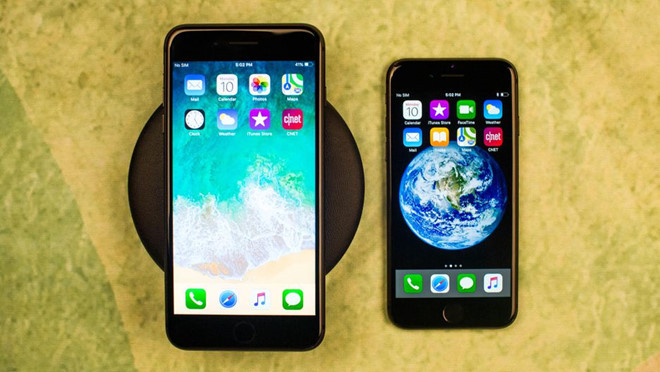 Kế thừa thành công của iPhone 7, iPhone 8 và 8 Plus ra mắt vào năm 2017 với thiết kế thay đổi nhỏ nhưng bổ sung sạc không dây, nâng cấp cấu hình và các tính năng khác.