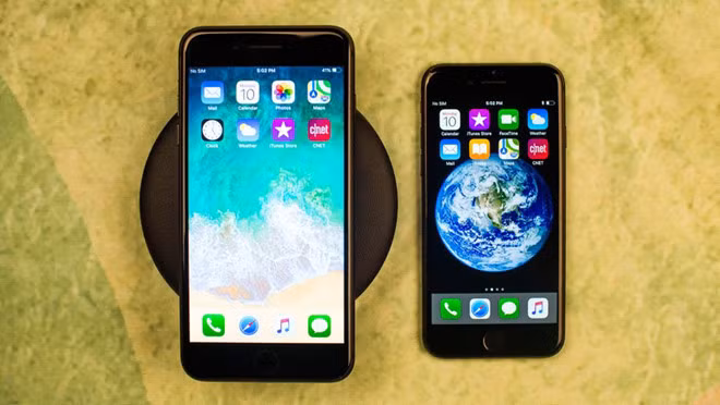 Kế thừa thành công của iPhone 7, iPhone 8 và 8 Plus ra mắt vào năm 2017 với thiết kế thay đổi nhỏ nhưng bổ sung sạc không dây, nâng cấp cấu hình và các tính năng khác.