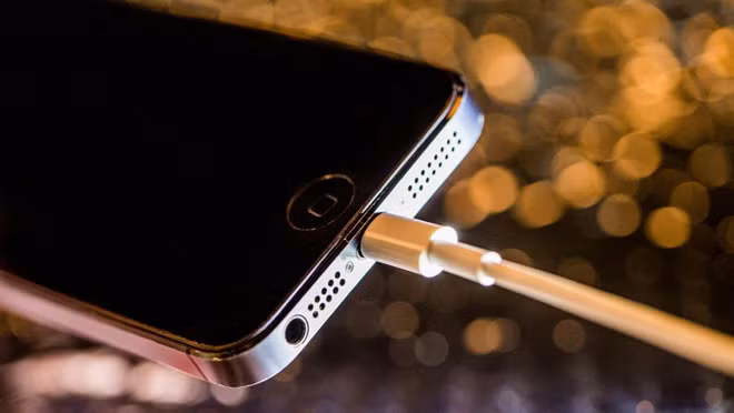 Bước sang năm 2012, iPhone 5 nổi bật vì 2 đặc điểm, cổng Lightning và kết nối LTE. Màn hình của máy được nâng lên mức 4 inch, thiết kế mới sang trọng, mỏng và nhẹ hơn thế hệ cũ. Cho đến nay, nhiều người vẫn đánh giá iPhone 5 là chiếc iPhone thiết kế đẹp nhất của Apple.