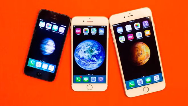 iPhone 6 và 6 Plus ra mắt đồng thời vào năm 2014, đánh dấu sự khởi đầu của một giai đoạn mới. Apple đã mạnh dạn tăng kích thước màn hình iPhone 6 lên 4,7 inch cùng với phiên bản cỡ lớn Plus 5,5 inch. Kể từ đây, Apple luôn ra mắt ít nhất 2 phiên bản iPhone màn hình kích thước khác nhau cùng một thời điểm. Tuy nhiên, vụ bê bối #bendgate về hiện tượng iPhone bị uốn cong đã xuất hiện, gây ra nhiều rắc rối cho Apple.