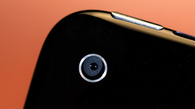 iPhone 3GS ra mắt vào năm 2009 với camera 3 MP, có khả năng quay phim. Đây là model đầu tiên của dòng iPhone có "S" ra mắt vào năm lẻ. Từ sau phiên bản này, khả năng chụp ảnh trên iPhone luôn là điều khiến đối thủ phải so kè qua từng thế hệ.