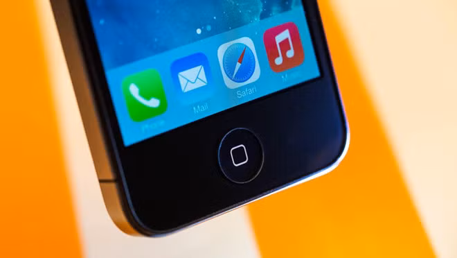 Vào năm 2011, iPhone 4S ra mắt cùng với trợ lý ảo Siri, hỗ trợ người dùng một cách thông minh và tiện lợi. Sau này, một loạt trợ lí ảo của các hãng khác được giới thiệu như Cortana, Google Assitant hay Alexa. Khả năng chụp ảnh và quay phim của iPhone 4S cũng được tăng cường với camera 8 MP, quay video full HD. Vi xử lý nhanh hơn và iMessage tiện dụng cũng là những ưu điểm đáng kể đến.