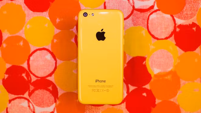 Ra mắt đồng thời với iPhone 5s, iPhone 5c được định vị ở phân khúc giá rẻ, nhiều màu sắc phá cách, vỏ bằng nhựa và mang cấu hình của phiên bản iPhone 5. Sản phẩm này được xem là quân bài chiến lược để Apple thâm nhập thị trường tỷ dân Trung Quốc, nơi người dùng vẫn e dè với giá bán của iPhone.