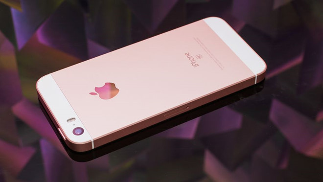 Đầu năm 2016, Apple tự phá vỡ chu kì ra mắt iPhone vào tháng 9 hàng năm khi giới thiệu iPhone SE vào tháng 3. Model này có màn hình 4 inch, giá rẻ hơn, thiết kế dựa trên iPhone 5s nhưng mang theo cấu hình của iPhone 6S. Phiên bản này còn được nâng cấp thêm một lần nữa trong năm 2017 với việc tăng gấp đôi bộ nhớ. Đến năm 2018, Apple khai tử iPhone SE mà không tung ra thêm phiên bản kế nhiệm nào.