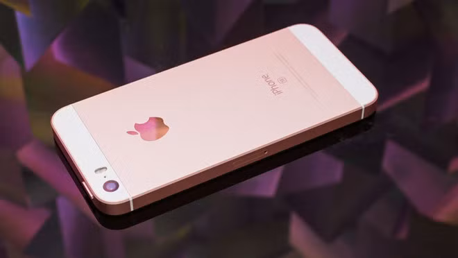 Đầu năm 2016, Apple tự phá vỡ chu kì ra mắt iPhone vào tháng 9 hàng năm khi giới thiệu iPhone SE vào tháng 3. Model này có màn hình 4 inch, giá rẻ hơn, thiết kế dựa trên iPhone 5s nhưng mang theo cấu hình của iPhone 6S. Phiên bản này còn được nâng cấp thêm một lần nữa trong năm 2017 với việc tăng gấp đôi bộ nhớ. Đến năm 2018, Apple khai tử iPhone SE mà không tung ra thêm phiên bản kế nhiệm nào.
