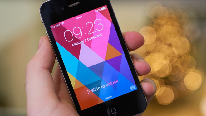 iPhone 4 là bản nâng cấp lớn của Apple. Model này được bổ sung camera trước 0,3 MP và tính năng FaceTime gây sốt cho đến tận bây giờ. Đây cũng là phiên bản đầu tiên sử dụng màn hình Retina với mật độ điểm ảnh đạt 326 ppi, cùng với khả năng đa nhiệm. Tuy nhiên, có rắc rối lớn khi smartphone này gặp lỗi ăng-ten và Apple tỏ ra chậm chạp trong việc giải quyết sự cố.