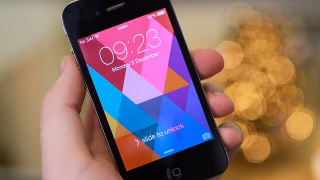 iPhone 4 là bản nâng cấp lớn của Apple. Model này được bổ sung camera trước 0,3 MP và tính năng FaceTime gây sốt cho đến tận bây giờ. Đây cũng là phiên bản đầu tiên sử dụng màn hình Retina với mật độ điểm ảnh đạt 326 ppi, cùng với khả năng đa nhiệm. Tuy nhiên, có rắc rối lớn khi smartphone này gặp lỗi ăng-ten và Apple tỏ ra chậm chạp trong việc giải quyết sự cố.