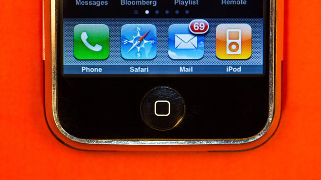 Ban đầu, iPhone với chỉ một nút Home và màn hình lớn tỏ ra khác lạ với phần còn lại, thế giới của những chiếc điện thoại rất nhiều nút bấm như một máy tính thu nhỏ. Smartphone của Apple đã gây sốc với sự đơn giản của mình. Vào thời điểm 2007, 3,5 inch là kích thước màn hình vào loại lớn, cảm ứng đa điểm đầy sáng tạo.