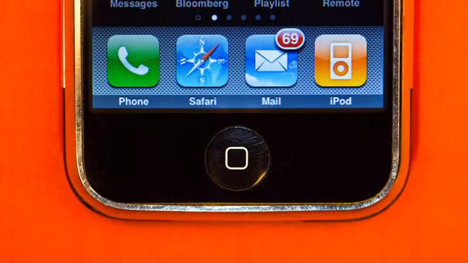 Ban đầu, iPhone với chỉ một nút Home và màn hình lớn tỏ ra khác lạ với phần còn lại, thế giới của những chiếc điện thoại rất nhiều nút bấm như một máy tính thu nhỏ. Smartphone của Apple đã gây sốc với sự đơn giản của mình. Vào thời điểm 2007, 3,5 inch là kích thước màn hình vào loại lớn, cảm ứng đa điểm đầy sáng tạo.