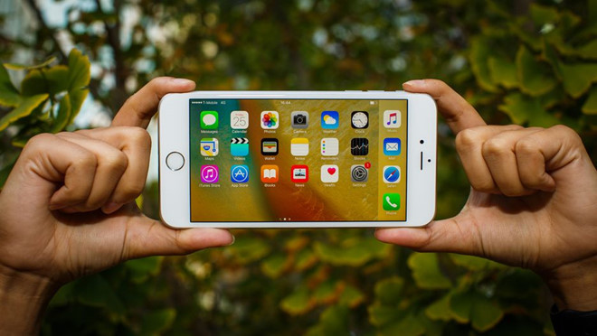 Một năm sau, iPhone 6S và 6S Plus tạo nên cơn sốt mới với màu vàng hồng, camera 12 MP, tính năng cảm ứng lực 3D Touch. Hệ điều hành Android của Google đã chịu áp lực rất lớn trong việc phát triển các tính năng ngang tầm iOS.