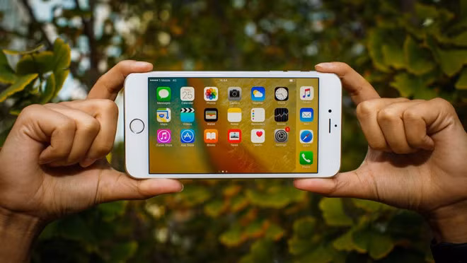 Một năm sau, iPhone 6S và 6S Plus tạo nên cơn sốt mới với màu vàng hồng, camera 12 MP, tính năng cảm ứng lực 3D Touch. Hệ điều hành Android của Google đã chịu áp lực rất lớn trong việc phát triển các tính năng ngang tầm iOS.