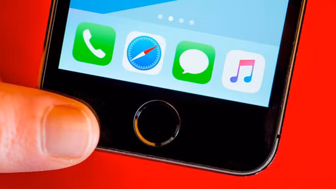 Năm lẻ kế tiếp chứng kiến sự ra mắt của iPhone 5s kèm theo bảo mật Touch ID. Đây cũng là lần đầu tiên iPhone có phiên bản màu vàng, vi xử lý 64 bit và đèn flash kép.