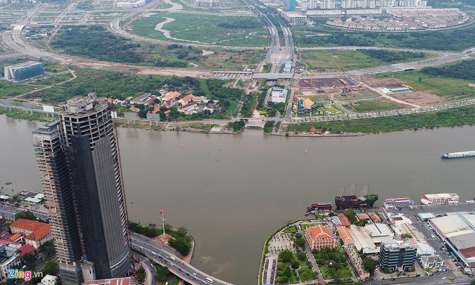 Nhìn từ quận 1 có thể thấy dự án Empire City (khu đất trống) nằm ngay bên phải hầm Thủ Thiêm đang thi công phần hầm tòa nhà. Đối diện dự án này qua đường Mai Chí Thọ, nằm cạnh bên trái hầm Thủ Thiêm tại khu chức năng số 2a, là một dự án khác cũng sắp khởi công. Đó là Thủ Thiêm Eco Smart City của Lotte với tổng vốn đầu tư khoảng 20.100 tỷ đồng (tương đương 1 tỷ USD). Một dự án tỷ đô khác là Thu Thiem Financial Cente nằm bên cạnh Trung tâm Triển lãm quy hoạch thành phố, ngay quảng trường trung tâm khu đô thị.