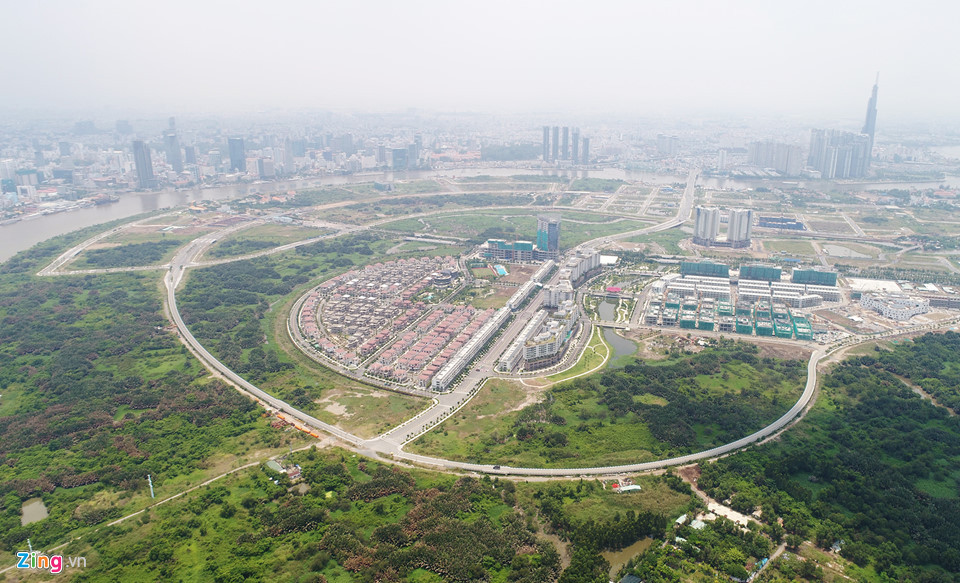 Tại đô thị Sala, Đại Quang Minh thông tin đã chi 8.265 tỷ đồng để làm 4 tuyến đường chính và 3.082 tỷ đồng xây dựng cầu Thủ Thiêm 2 dưới hình thức BT. Đổi lại, công ty được giao làm chủ đầu tư khoảng 106 ha (bao gồm 55,5 ha đất công trình tiện ích xã hội, đất giao thông hạ tầng kỹ thuật và công trình công cộng) để xây dựng khu đô thị Sala.