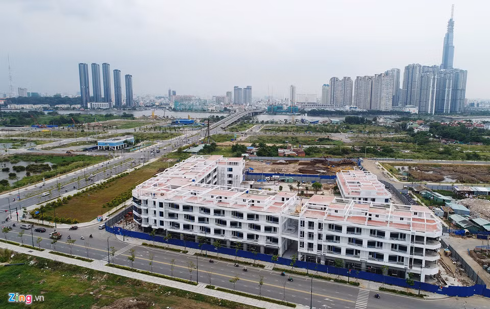 Một số lô chủ đầu tư đang triển khai các dự án, cũng có lô bắt đầu tập kết vật liệu xây dựng để chuẩn bị thi công.