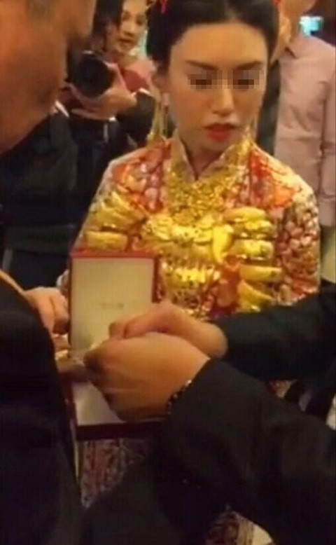 Video clip được ghi lại tại một đám cưới giữa hai bạn trẻ. Mặc dù trên người đã đeo rất nhiều trang sức bằng vàng nhưng cô dâu vẫn tiếp tục được trao thêm dây chuyền, lắc tay vàng lấp lánh.