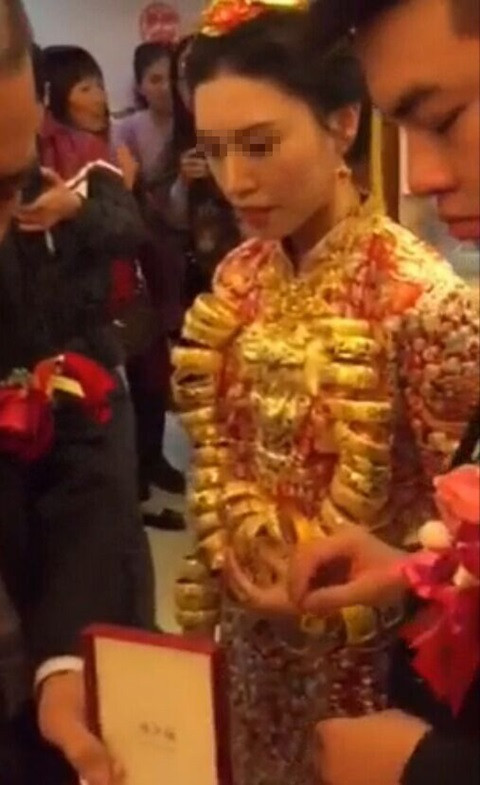 Mới đây, cư dân mạng tại Trung Quốc xôn xao với video clip cô dâu đeo đầy vàng ở cổ, tay được lan truyền trên mạng xã hội Weibo. Danh tính cô dâu trong đám cưới xa hoa này vẫn chưa được tiết lộ nhưng có comment cho rằng cô gái này ở Quảng Đông.
