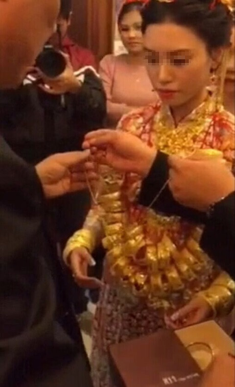  Số vàng trên người cô dâu ước tính lên đến vài kg.